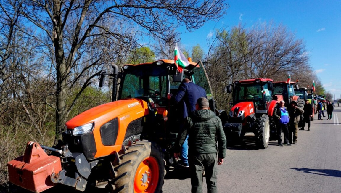 Кои пътища в областта блокират днес земеделците и за колко време?
