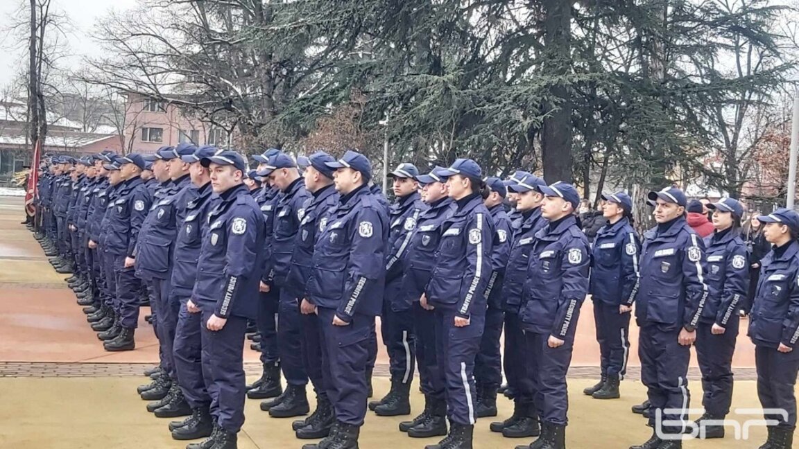 Близо 100 стажанти от Академията на МВР положиха клетва в Казанлък