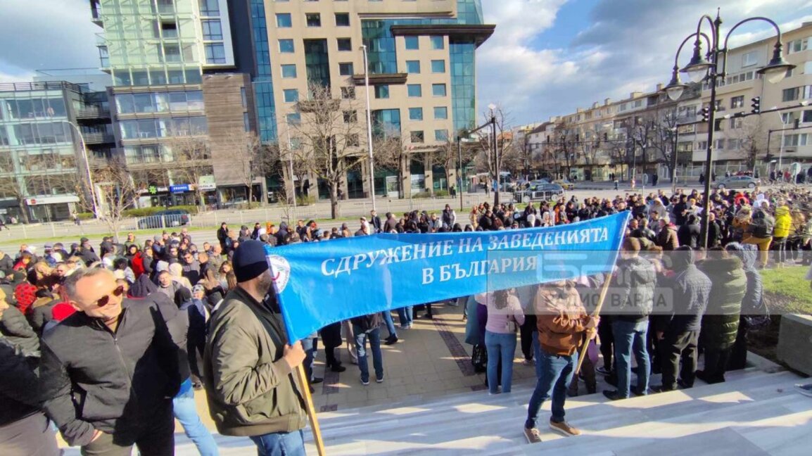 Във Варна над 1000 души на протест за връщане на 9% ДДС за ресторантите (СНИМКИ)