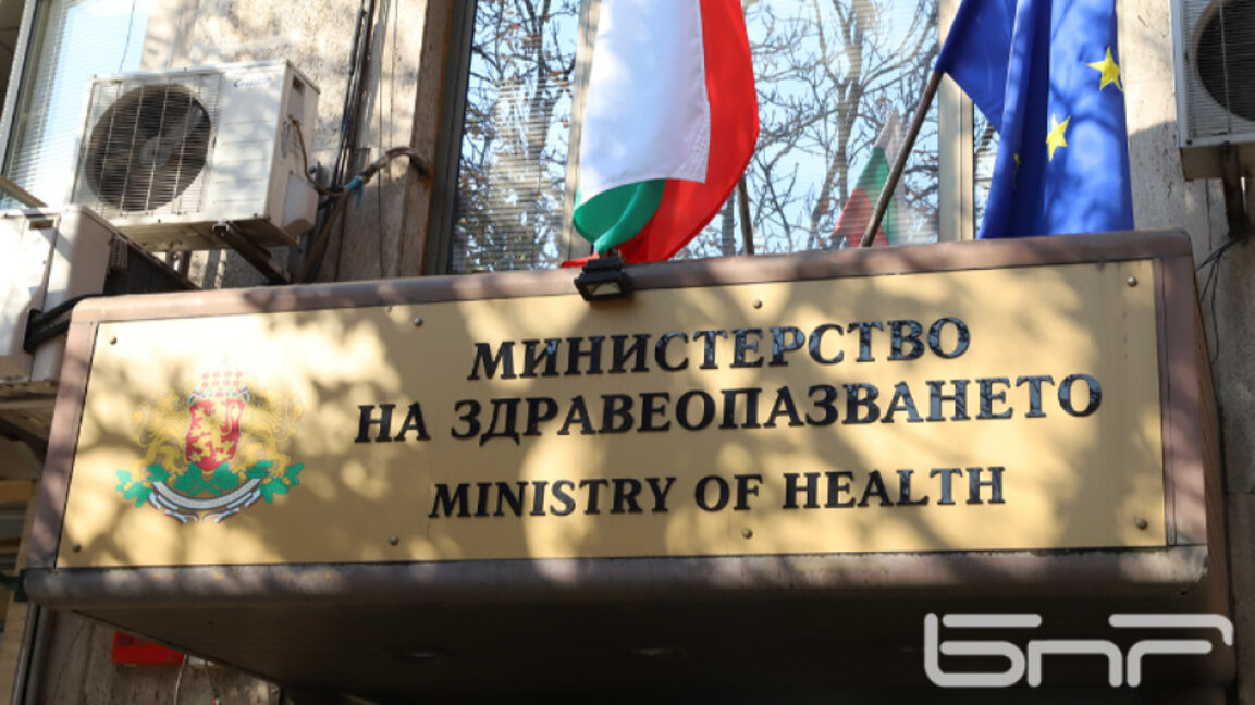 Медици опъват палатков лагер пред здравното министерство