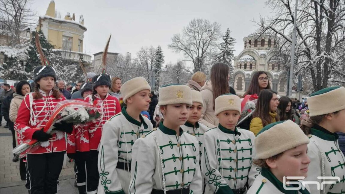 Плевенчани и гости на града се поклониха пред паметника на Левски