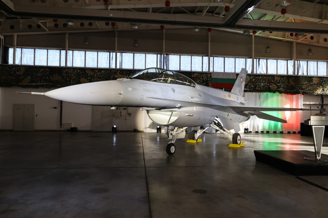 Теч на гориво е констатиран на един от самолетите F-16