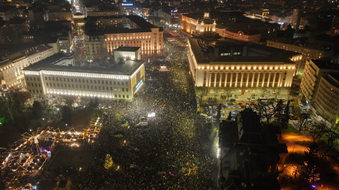 Масови антиправителствени протести в цяла България преди вота на недоверие