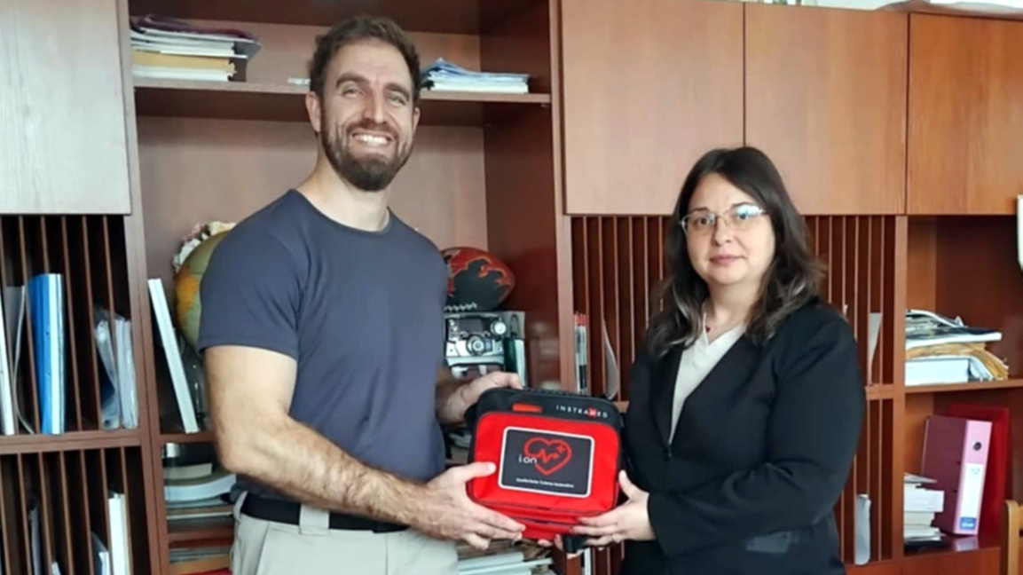 Врачанско училище получи дефибрилатор от "Капачки за бъдеще"