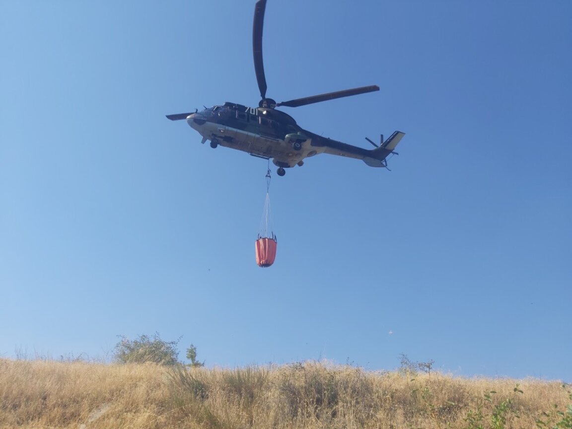 Втори хеликоптер се включва в гасенето на пожара в района на село Илинденци