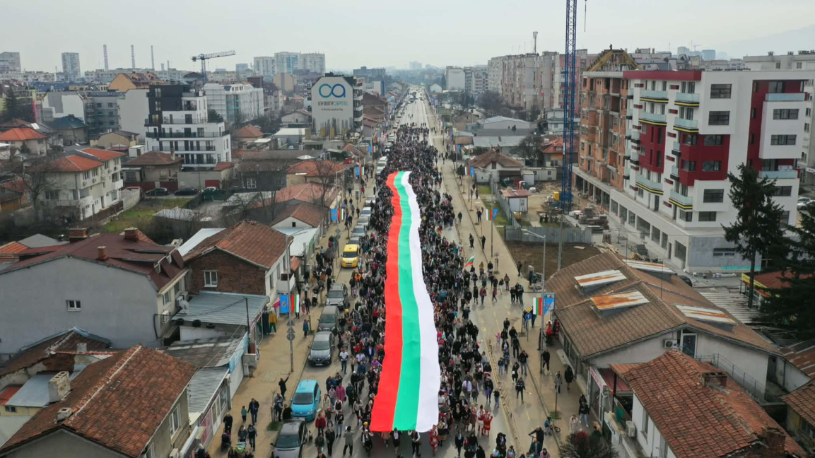 В столичния район "Надежда" се проведе шествие със 100-метров национален флаг