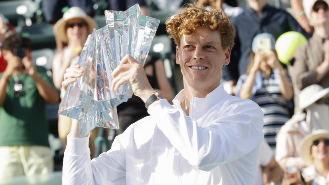 Яник Синер позира с трофея