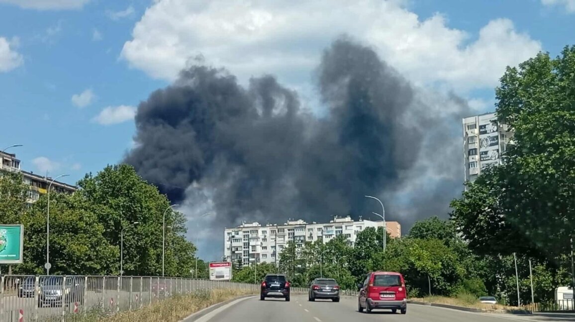 Пожарът в строителна борса до Техническия университет във Варна е овладян (ОБНОВЕНА)