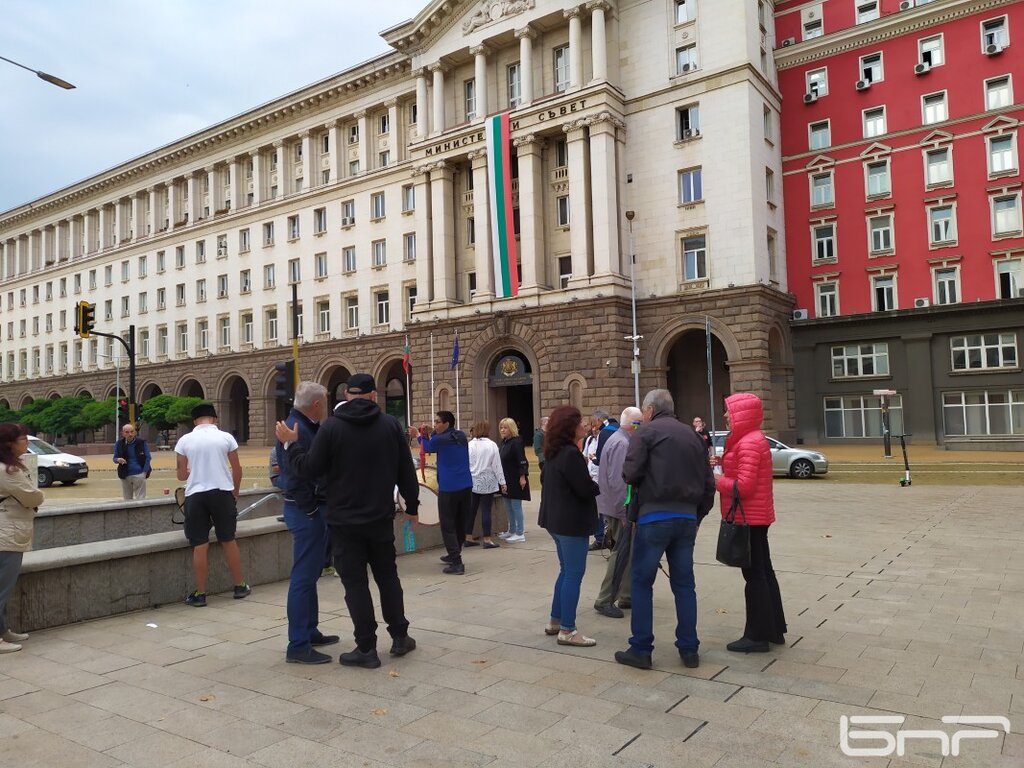 Протест в триъгълника на властта: Оставка на правителството и парламента
