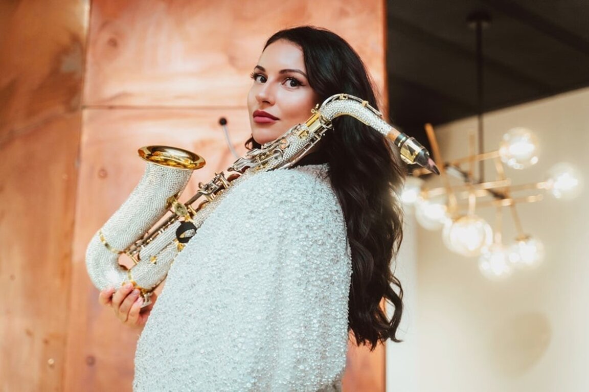 KristinSax блести с уникален саксофон в новия си сингъл "Магия"
