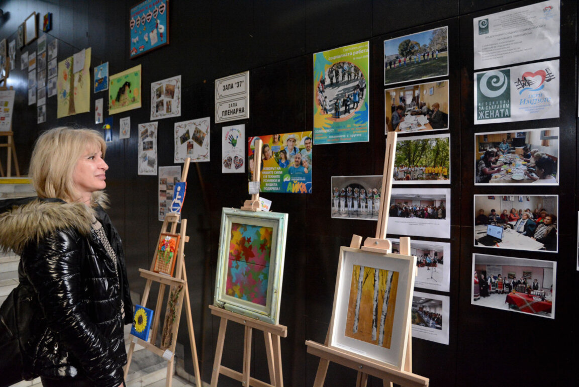 Картини на хора от социални домове във Варна подредиха в изложба