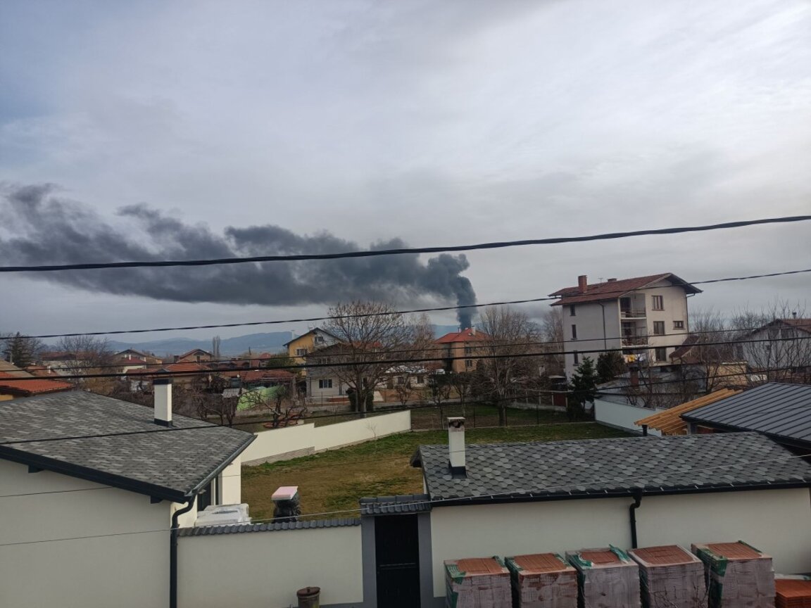 Сухи треви и храсти пламнаха край София