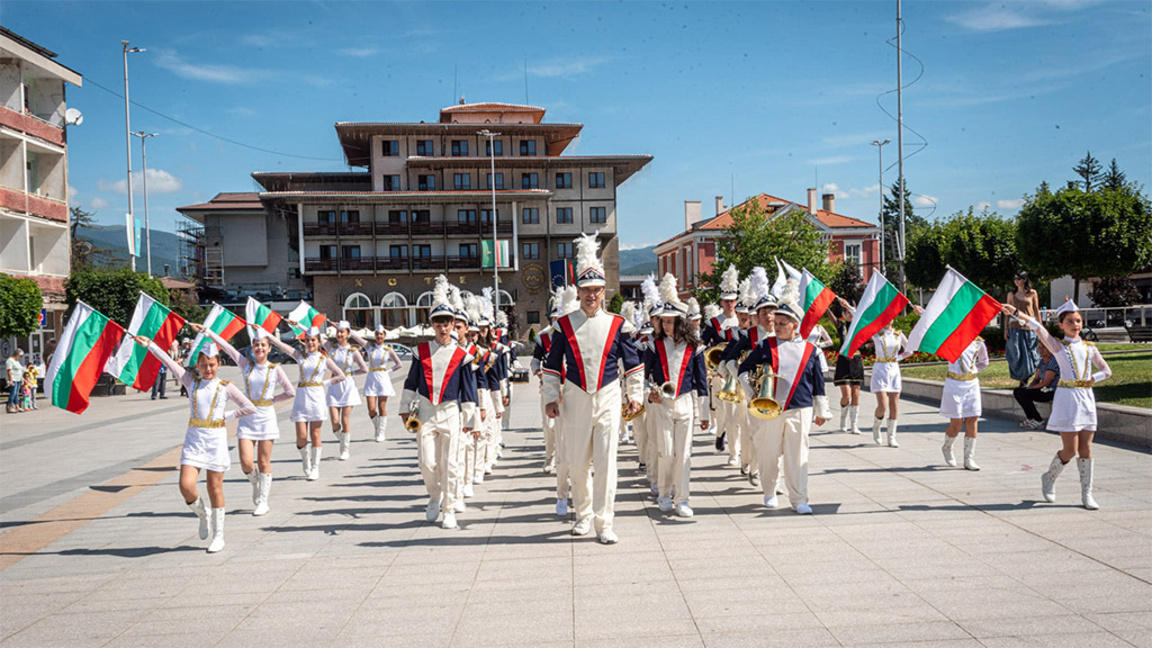 Български ученици с духови инструменти репетират за "Музикферайн"
