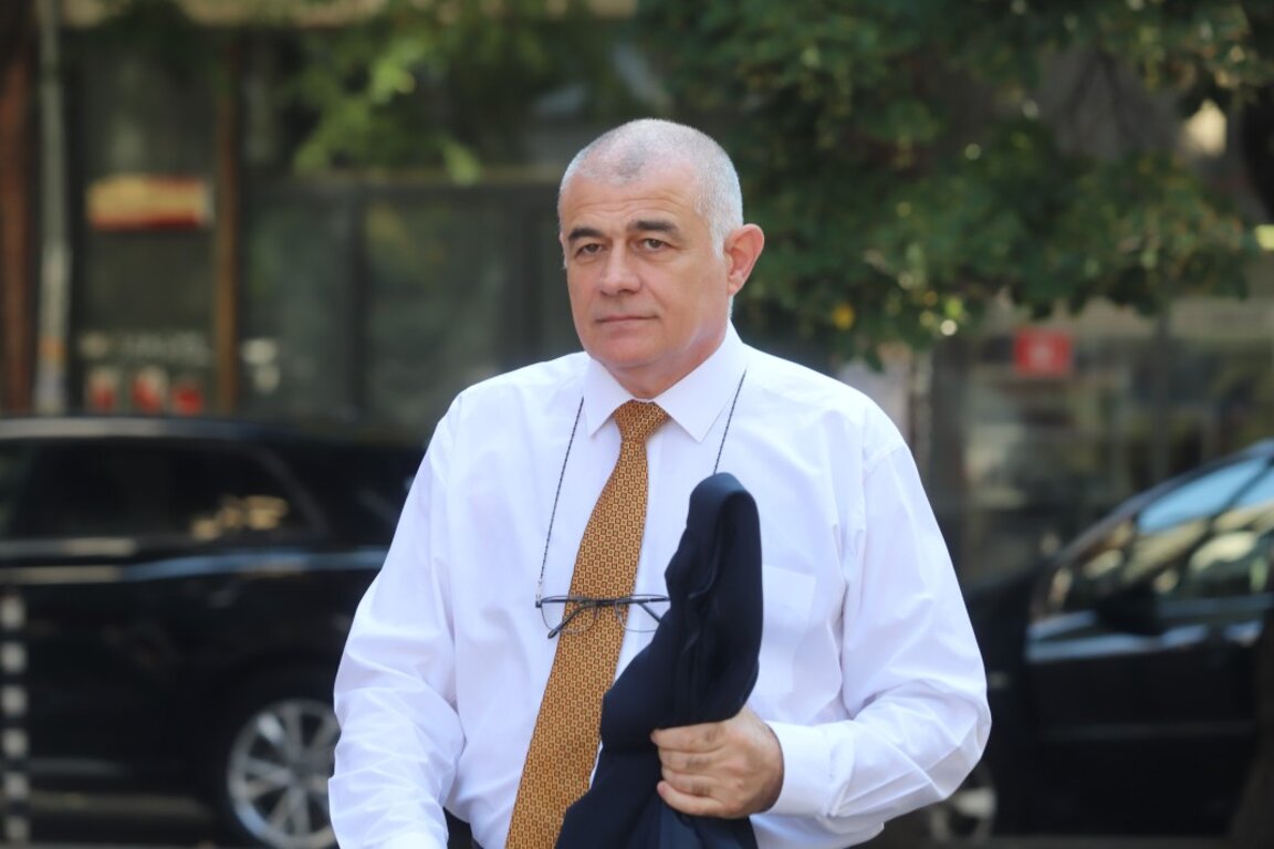 Лидерът на БСП Корнелия Нинова свиква заседание на Изпълнителното бюро на партията, на което трябва да бъде решено как да се постъпи с мандата за съставяне на правителство. На снимката: Георги Гьоков.