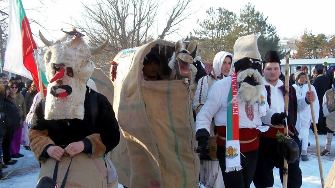 Старинен кукерски ритуал е център на януарска веселба в град Тръстеник