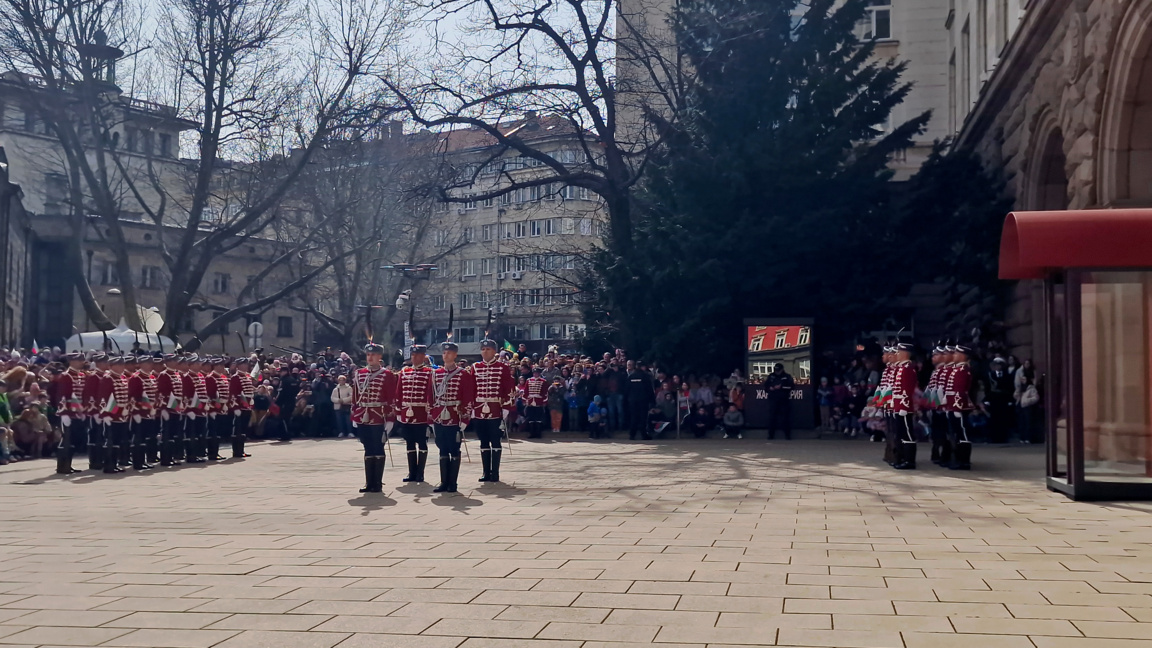 Тържествена смяна на караула пред сградата на Администрацията на президента по случай 148-годишнината от Освобождението -