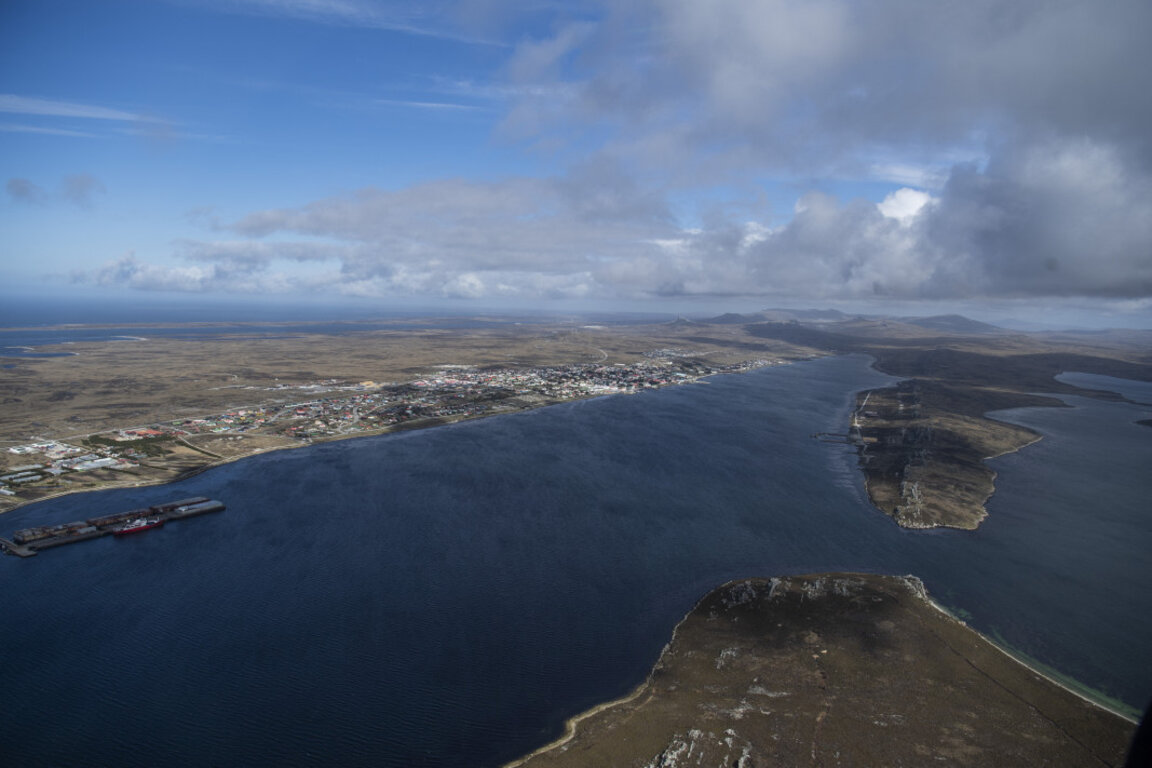 Изглед към Порт Стенли, столица на Фолклендските острови.