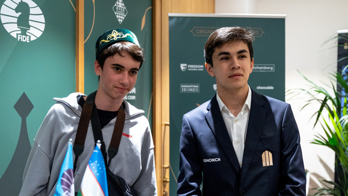 Джавохир Синдаров (вдясно) се снима със свой фен.