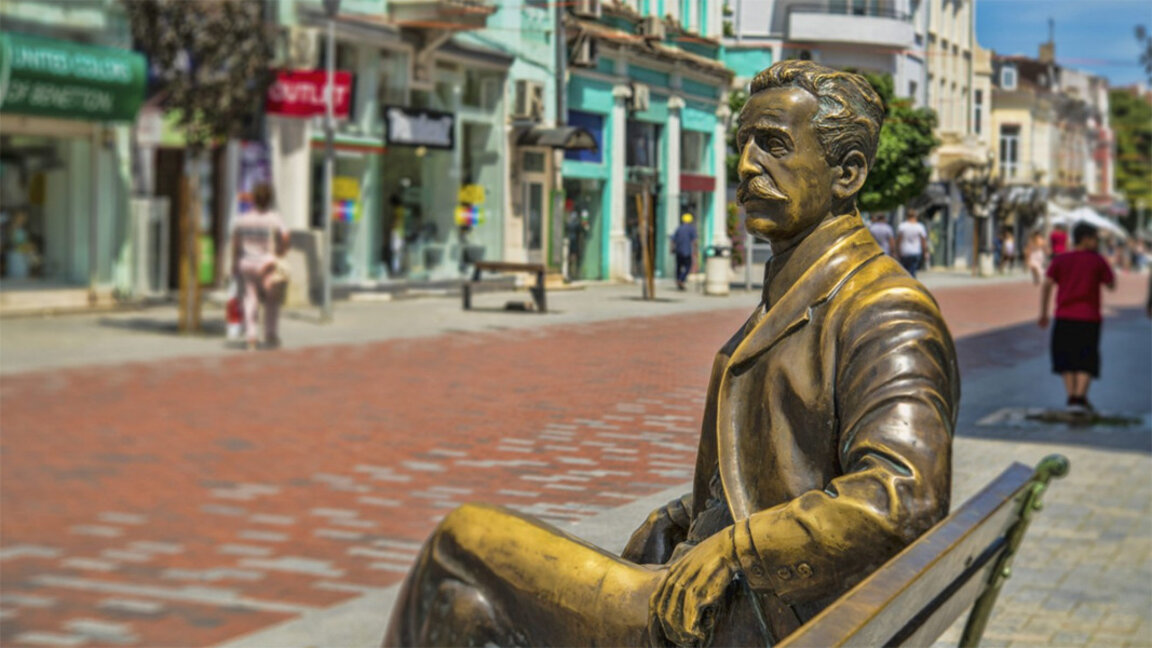 Monumenti i Arkitektit Dabko Dabkov në qendër të Varnës