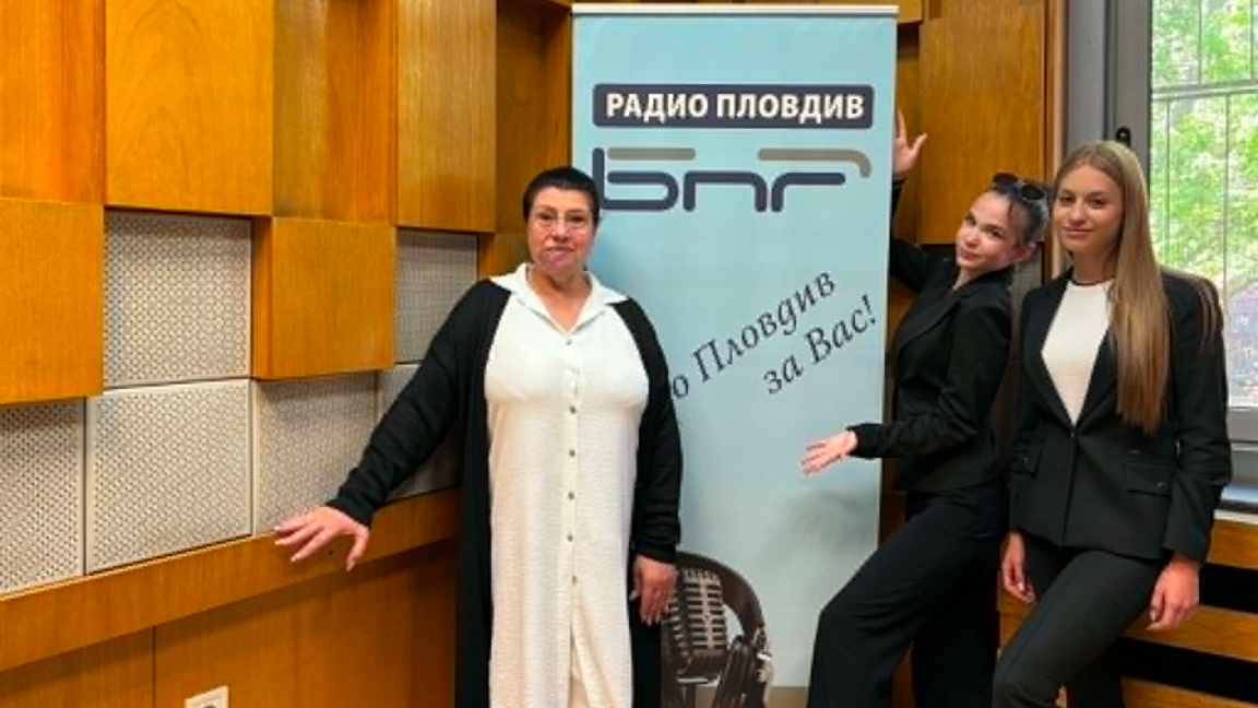 от ляво надясно на снимката: Мариана Данева, Павлена Николова, Рая Папазова