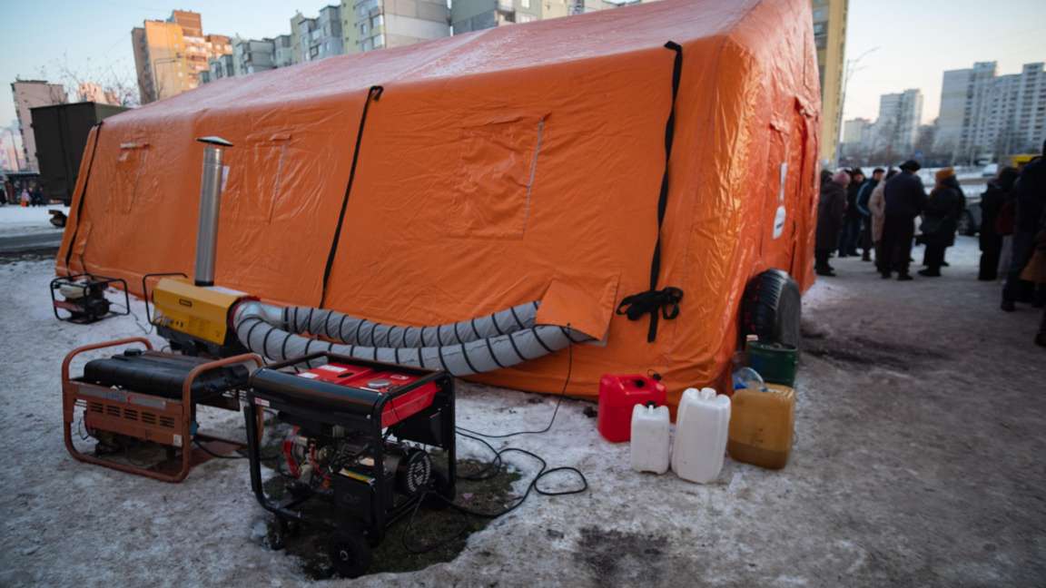 Подслон за останали без ток и отопление в Киев, Украйна, 17 януари 2026 г.