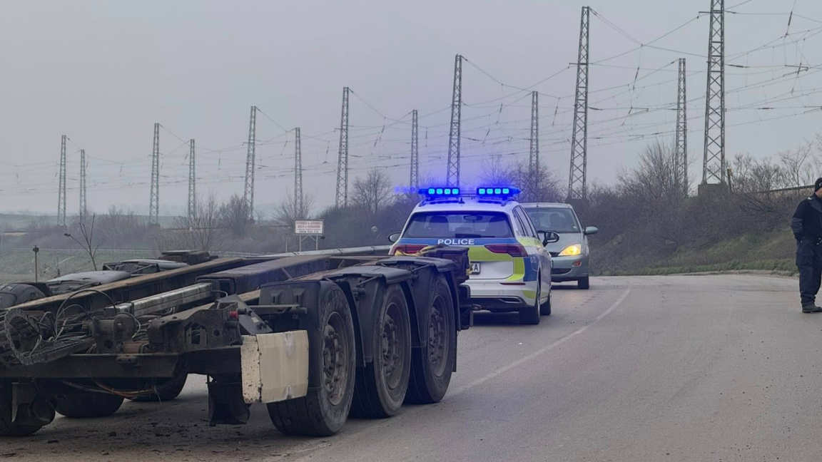 Ремарке на сметопочистващ камион падна на пътя край с. Разделна