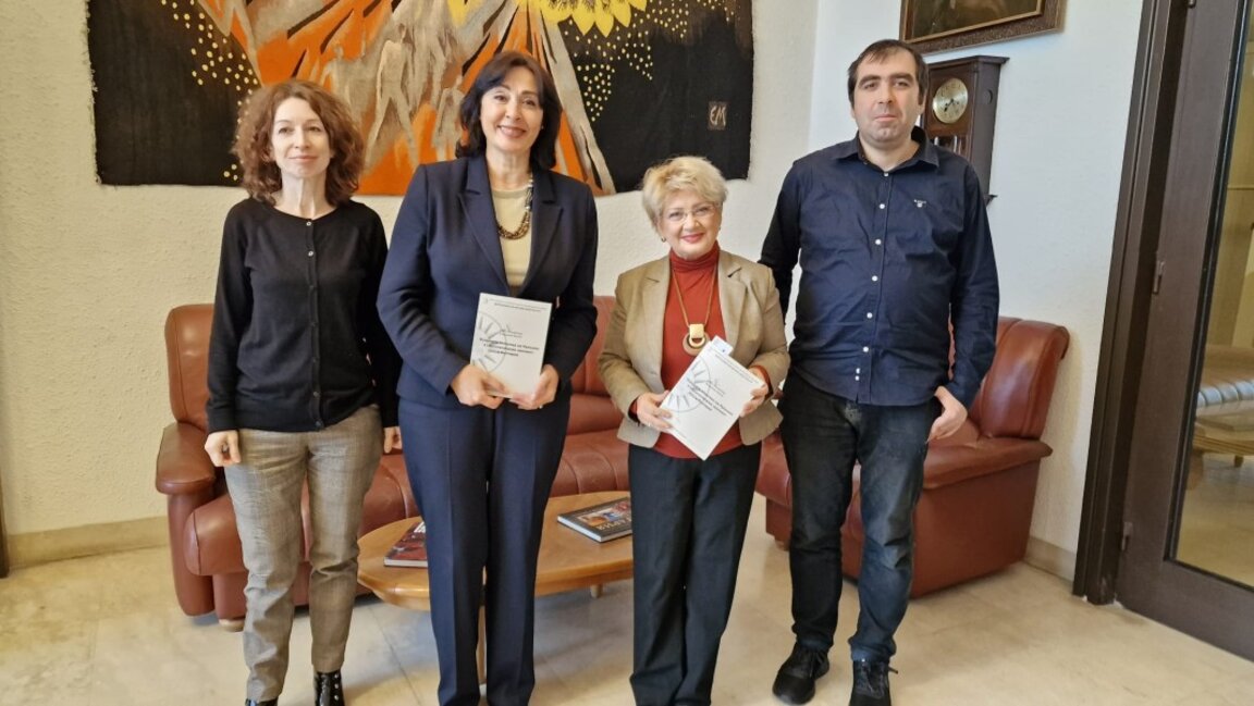 Ambasadorul român la Sofia E.S. Brândușa Predescu (a doua din stânga) și directoarea Institutului Diplomatic Bulgar Tania ‌Mihailov pozează cu studiul despre politica externă a României și relațiile româno-bulgare lânga autorii lui - Aneta Mihailova și Vladimir Mitev