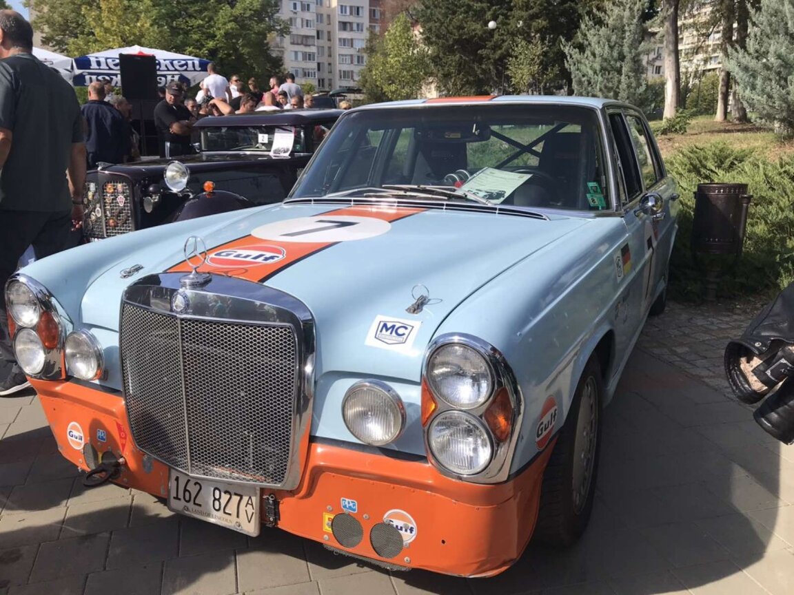 Ретро автомобили в университета