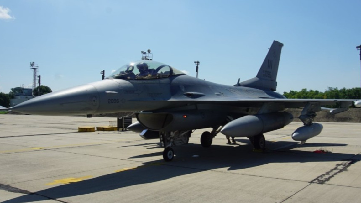 Ф-16 на стоянките в "Граф Игнатиево"