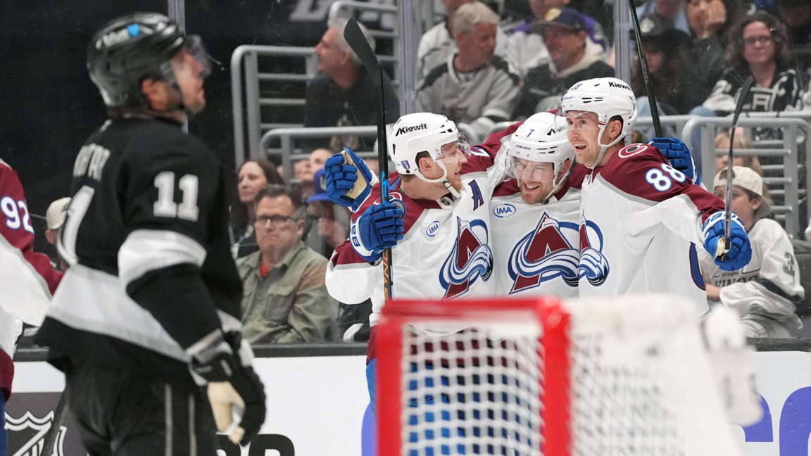 Хокеистите на Колорадо ликуват след петия си гол, докато Копитар от Лос Анджелис гледа тъжно.