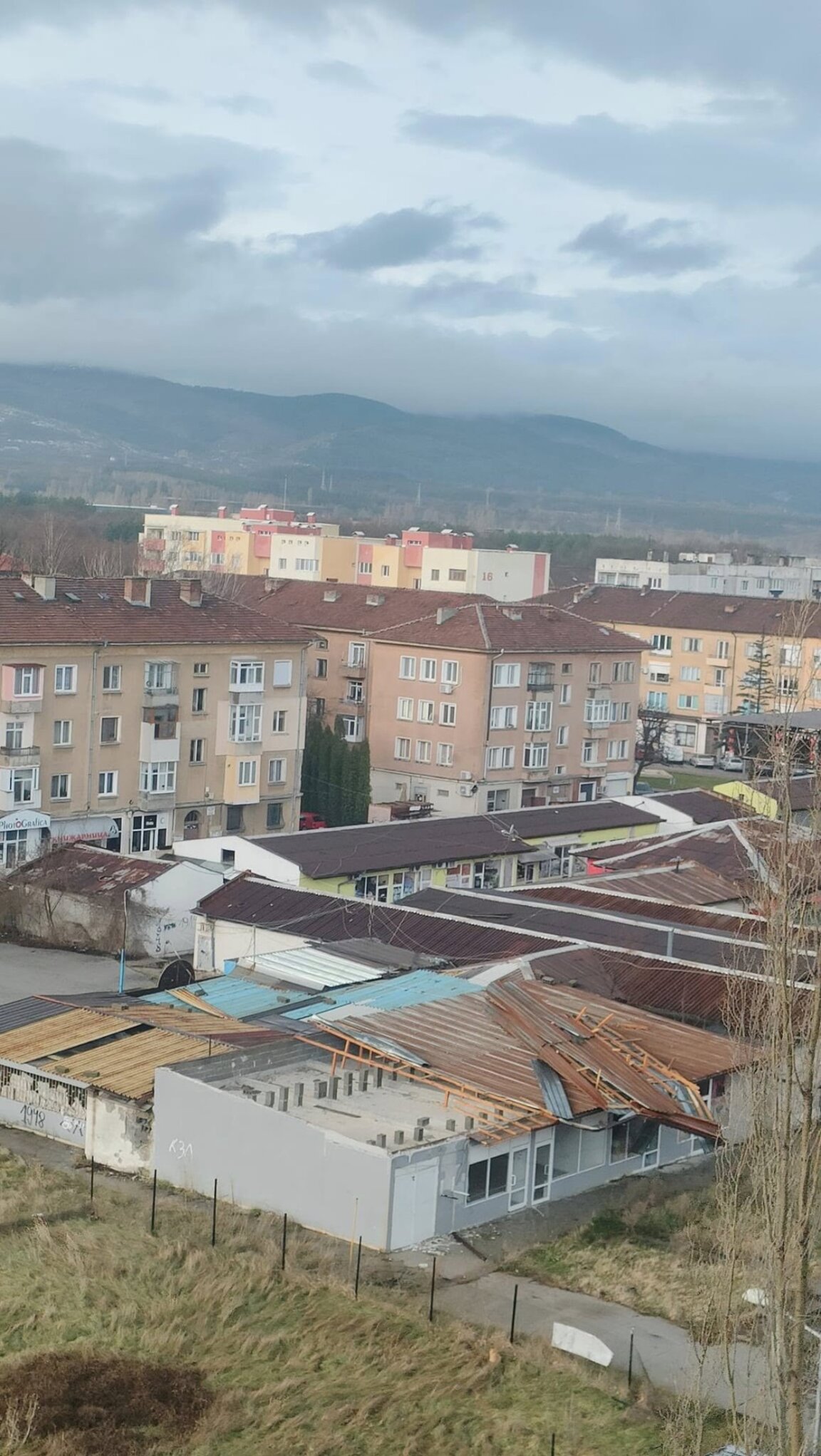 Щети след силния вятър в Перник