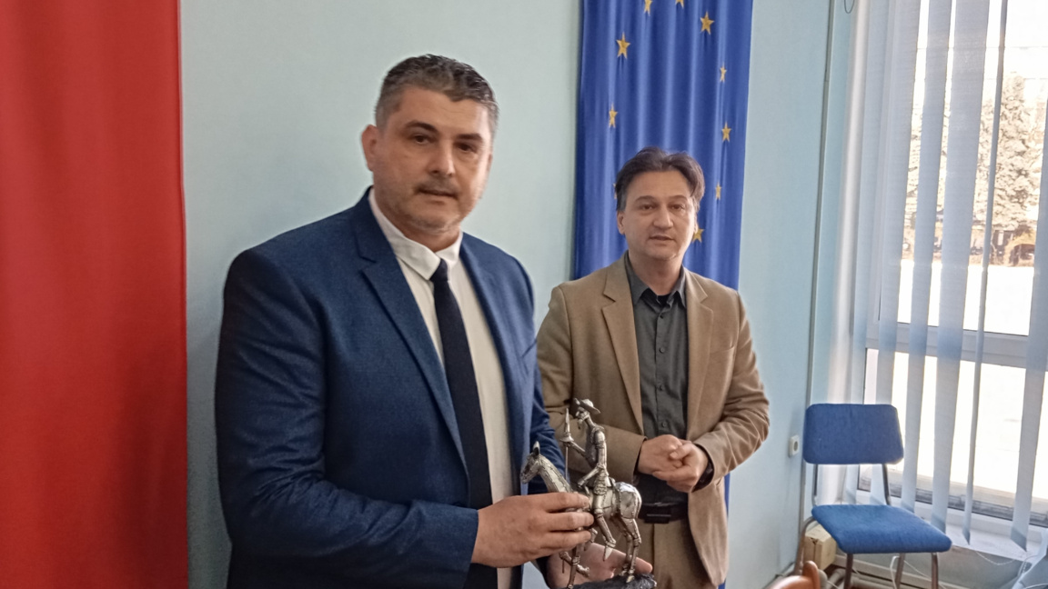 Новият областен управител на Монтана Михаил Иванов (вляво) получи статуетка на Дон Кихот от предшественика си Калин Хайтов