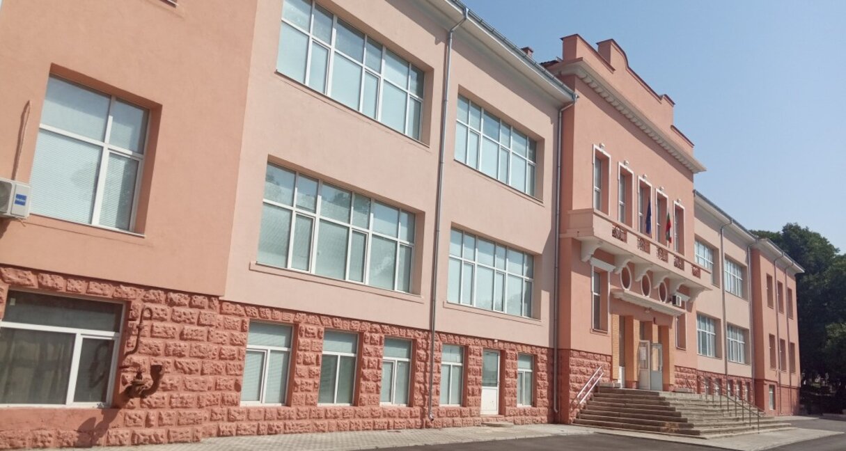 Гимназията по икономика с обновен дом