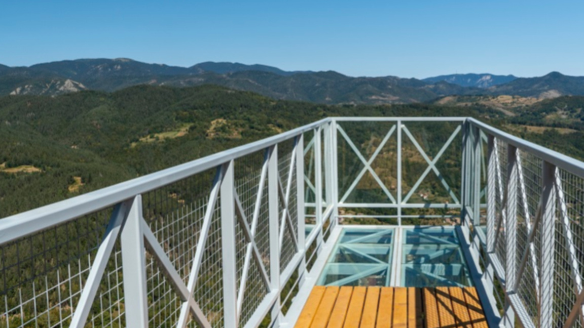 Platforma ikonike prej xhami "Maja" në m...