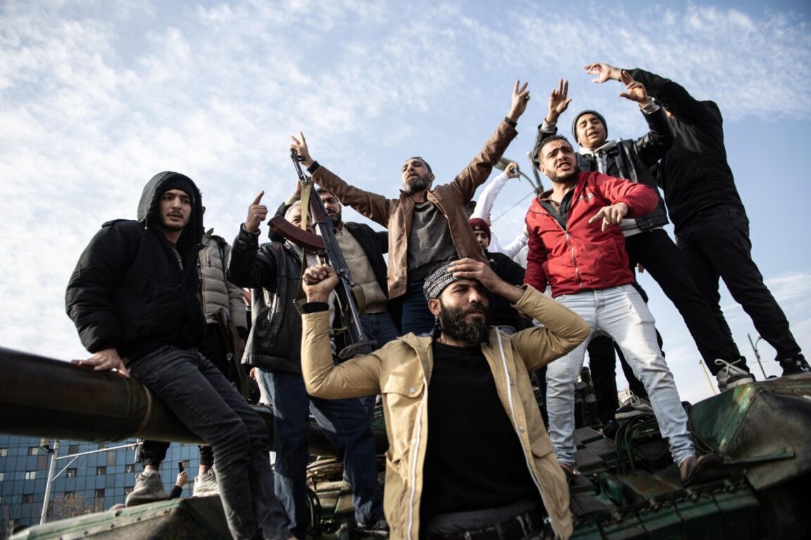 Сирийци приветстват падането на режима на Башар Асад, 8 декември 2024 г.