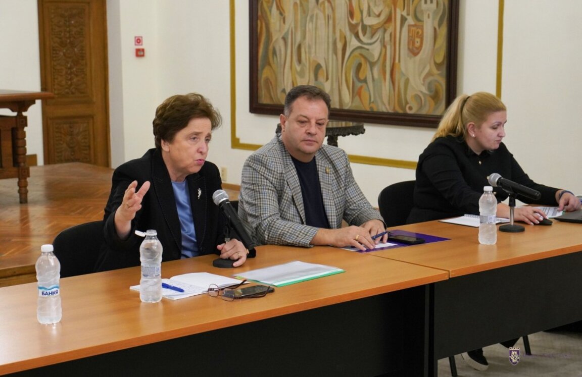 Заместник-министърът на регионалното развитие и благоустройството Дора Янкова (вляво) и кметът на Велико Търново Даниел Панов по време на срещата