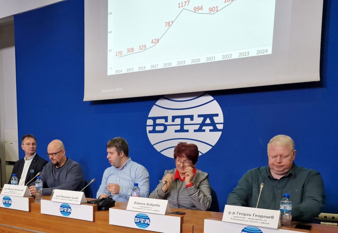 Отляво надясно - доц. Росен Калпачки, председателят на Българското дружество по инсулт д-р Филип Алексиев, неврологът в Клиниката по неврология в УМБАЛ „Св. Анна“ д-р Емилиян Гулев, председателят на Асоциацията за инсулт и афазия Дорина Добрева и зам.-председателят на Асоциацията за инсулт и афазия д-р Георги Георгиев.