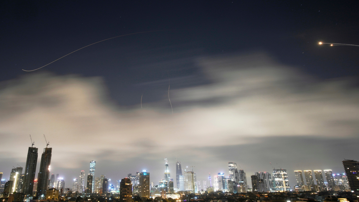 Израелската система за противовъздушна отбрана прехваща ракети по време на иранска атака над Тел Авив, 15 март 2026 г.