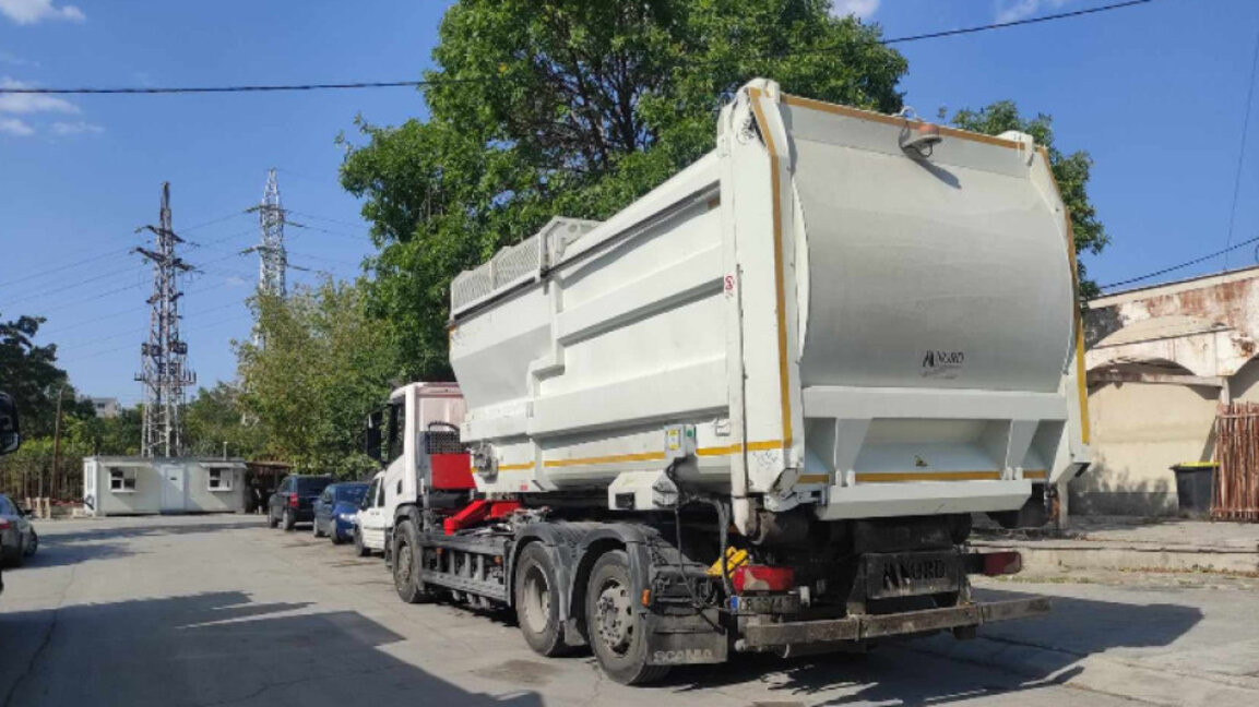 11 камиона събират боклука на Варна през лятото, от жегата често техниката аварира