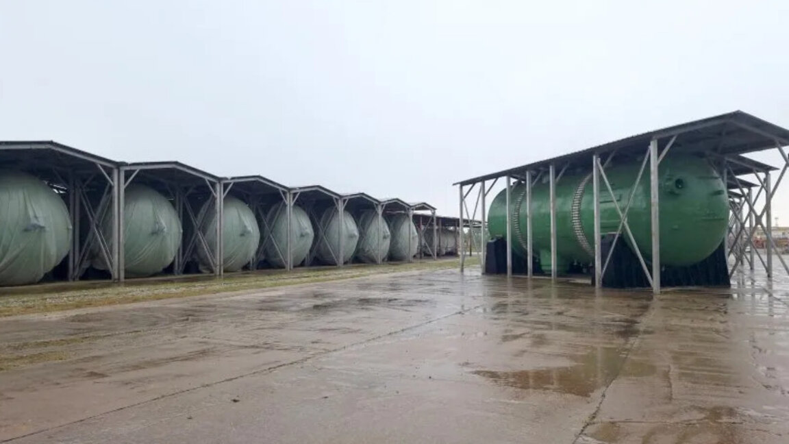 Especialistas ucranianos inspeccionan el equipamiento de la central nuclear no realizada de Bélene
