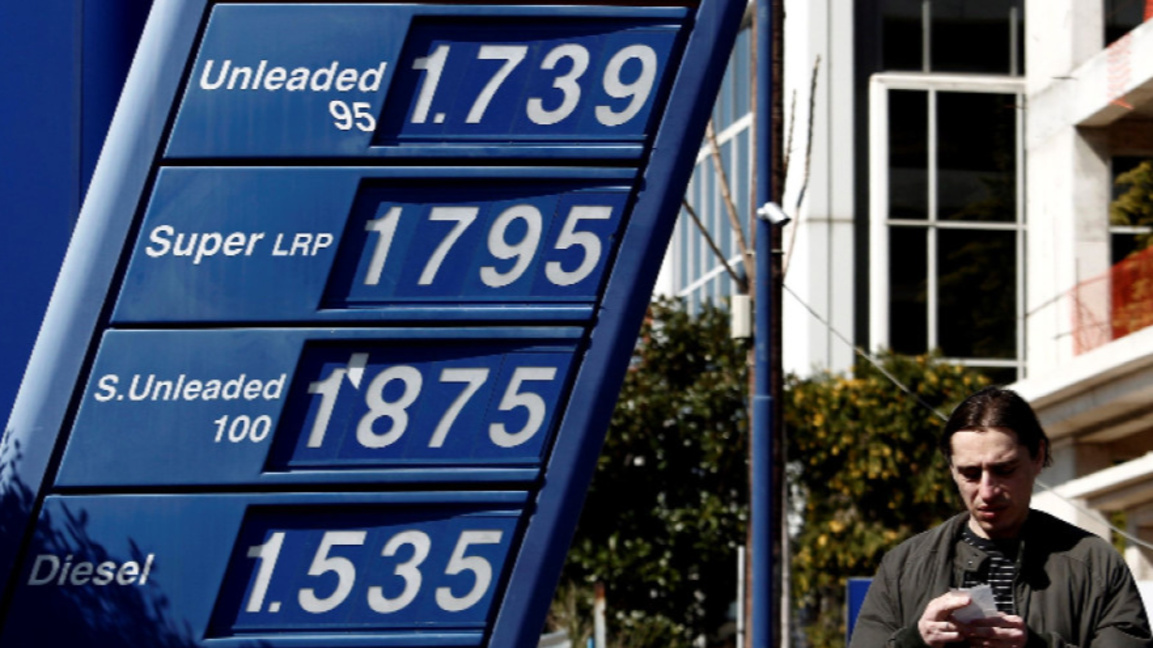 Опашки от коли... Гърците се запасяват с гориво