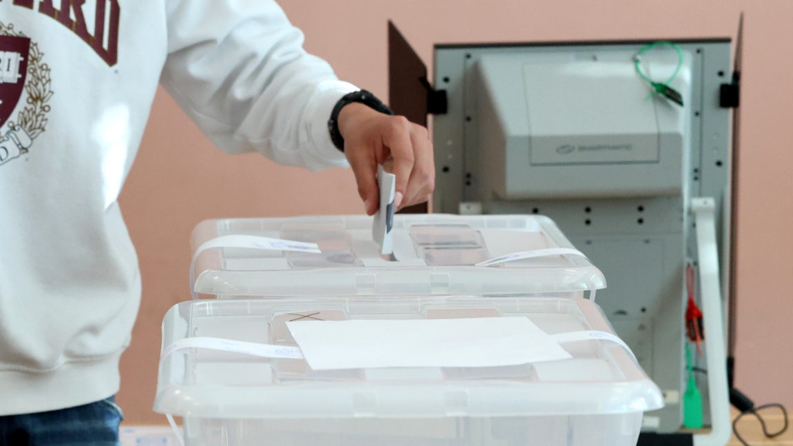 Ученици, студенти и докторанти гласуват в секция по избор там, където учат
