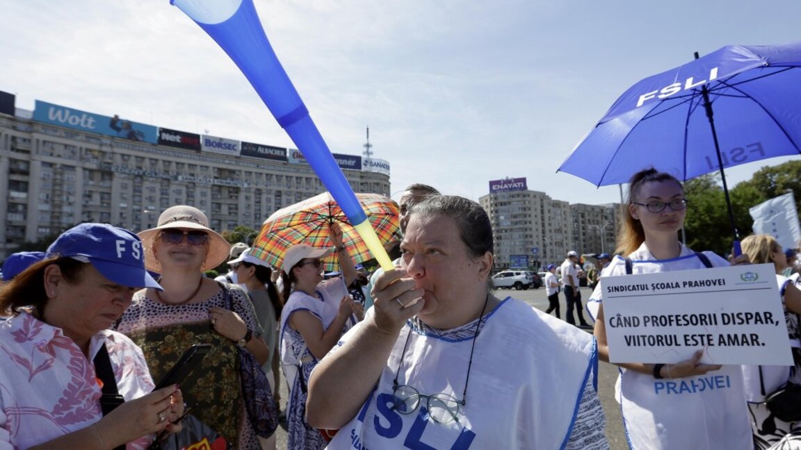 Хиляди учители протестираха в Букурещ срещу предлаганите от правителството икономии