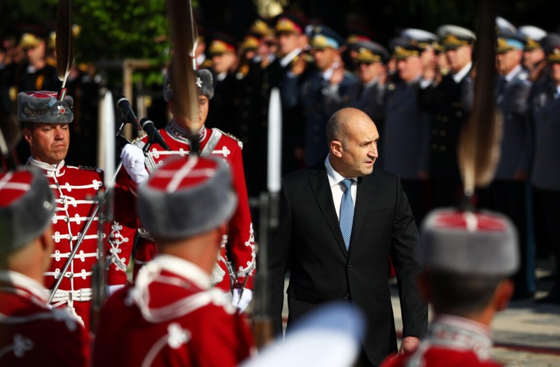 Водосвет на бойните знамена и знамената светини на Българската армия се провежда пред Паметника на незнайния войн по повод 6-и май - Гергьовден - Ден на храбростта и празник на Българската армия.