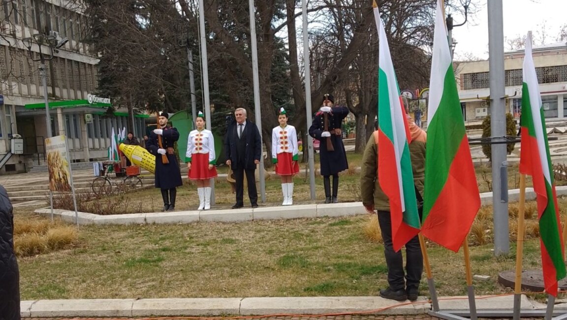 В Мездра отбелязаха тържествено националния празник