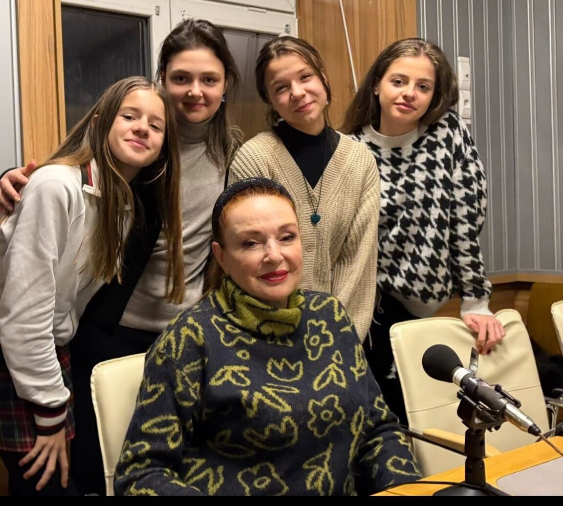Луиза, Никол, Габлиела , София и Бойка Велкова.