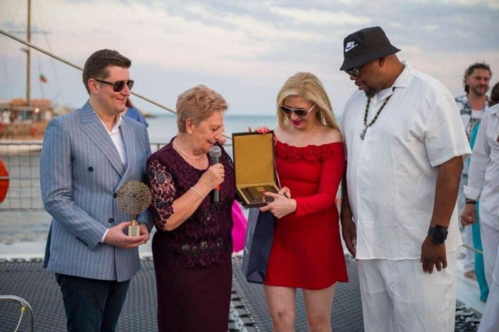 Да разказваме за себе си