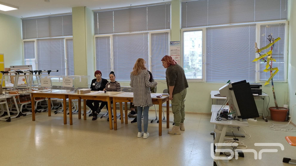 С проблеми с машините започна изборният ден в Бургас