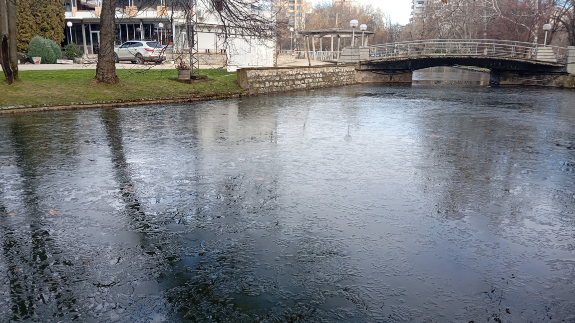 Лед покри езерото в парк "Монтанензиум" в Монтана