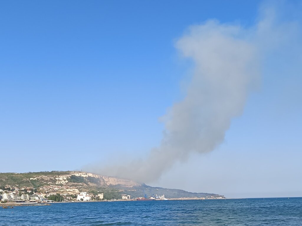 Пожар гори в района на Балчик (обновена)